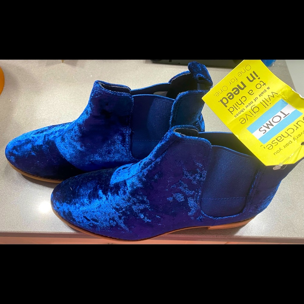 New size 8 Toms Navy Velvet Boots